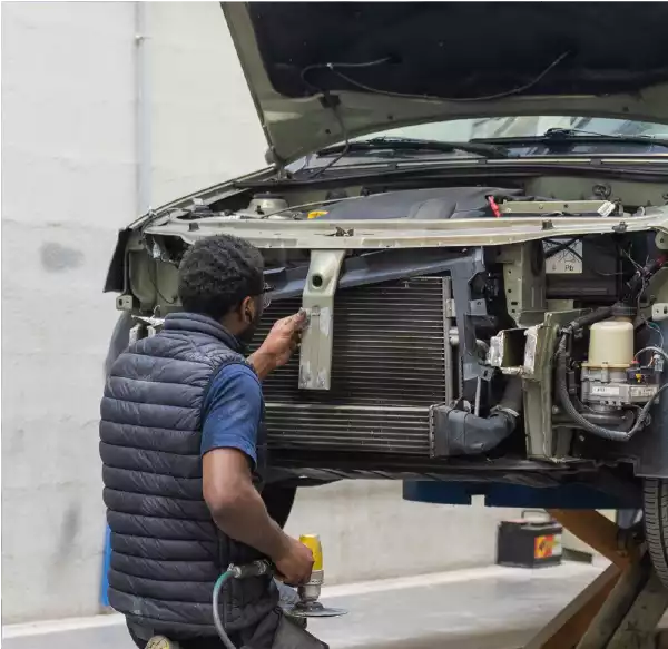 Carrossier répare pare choc de voiture