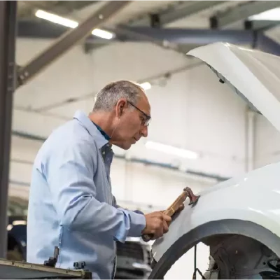 Debosselage-carrosserie-avec-outil